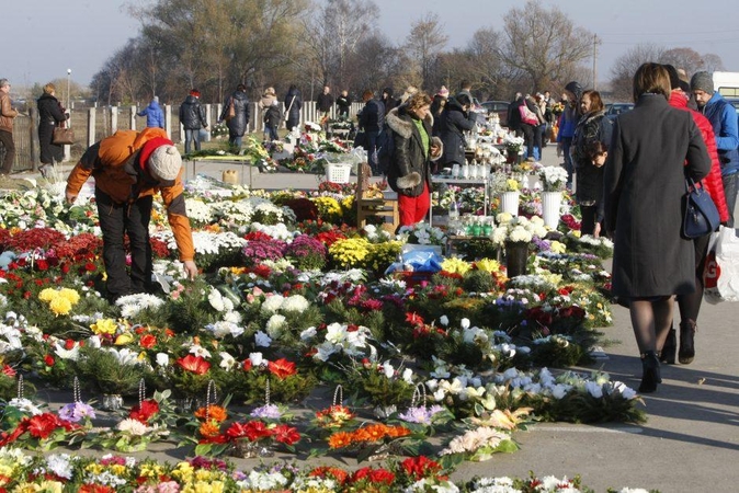Klaipėdiečiai plūsta lankyti artimųjų kapų