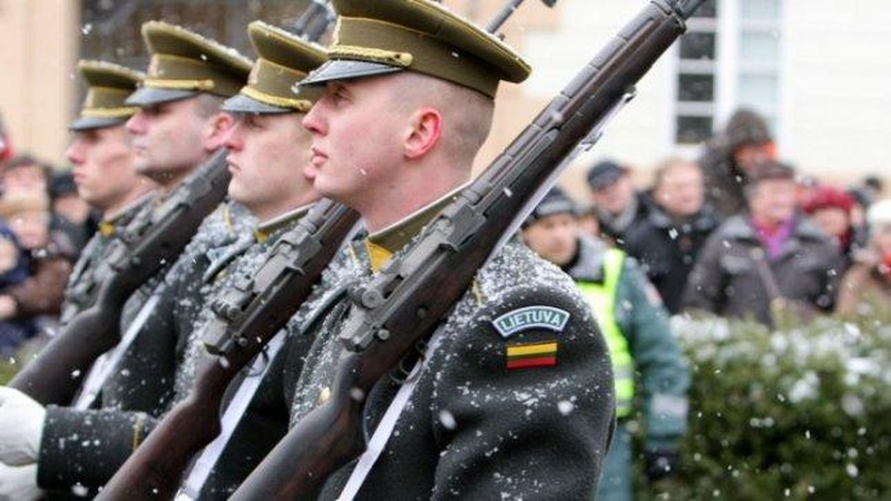 Norėtų, kad ir be karo padėties Lietuvos kariai galėtų panaudoti ginklą
