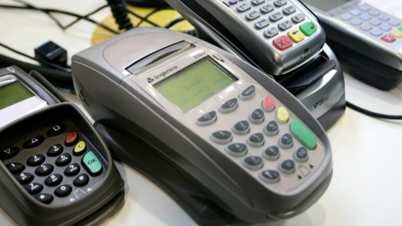 Arbatpinigių palikti jau galima ir kortele, bet padavėjams tai neparanku