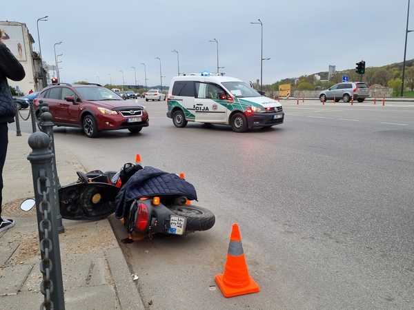 Kaune į ligoninę išvežtas su „Citroen“ susidūręs motorolerio vairuotojas