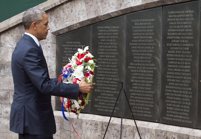 B. Obama padėjo vainiką prie memorialo nužudytiems per sprogimą JAV ambasadoje