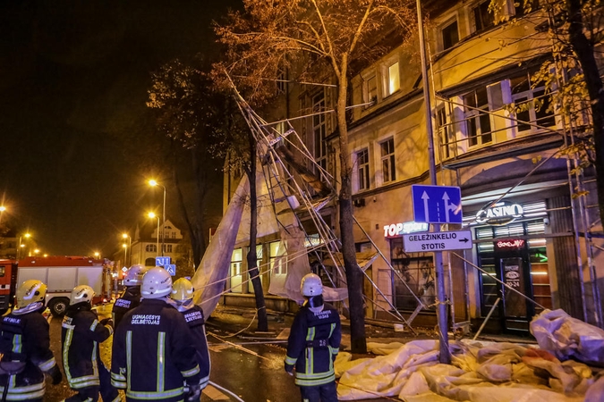 Klaipėdos centre pastoliai vos nenugriuvo ant centrinės gatvės