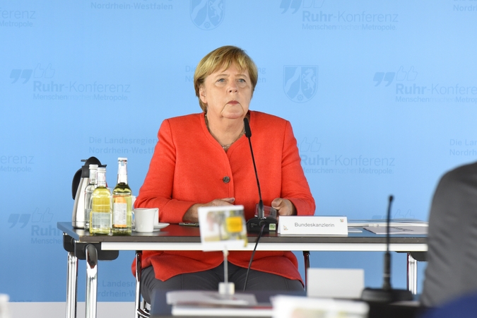 A. Merkel ragina laikytis koronaviruso apribojimų