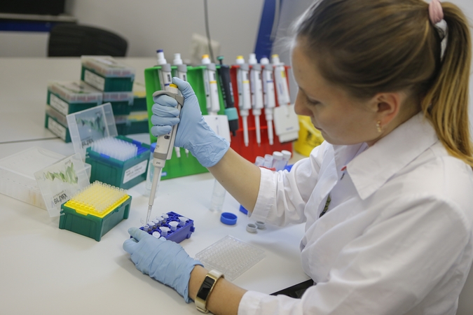 „AstraZeneca“ pradėjo vakcinos nuo COVID-19 bandymus JAV