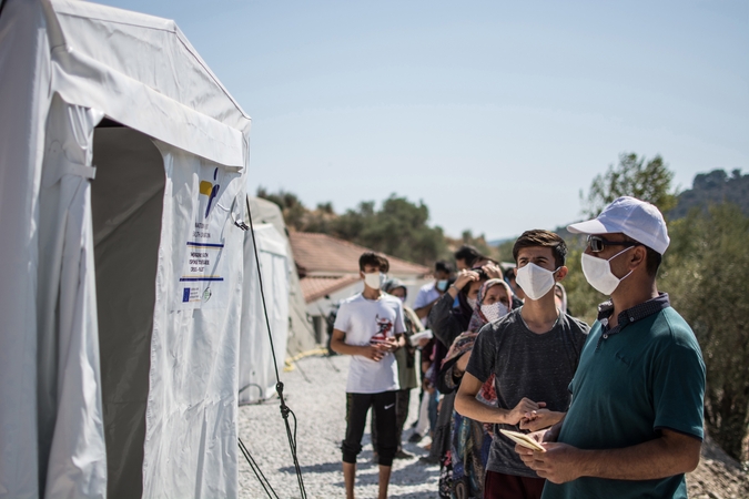 Graikijoje perpildytoje migrantų stovykloje patvirtinta 10 COVID-19 atvejų