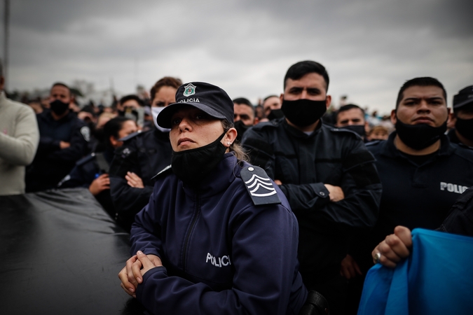 Argentinoje protestuoja policijos pareigūnai, reikalaudami didesnių atlyginimų