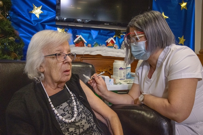 Jungtinėje Karalystėje paskiepyta daugiau kaip 90 proc. vyresnių nei 70 metų amžiaus žmonių