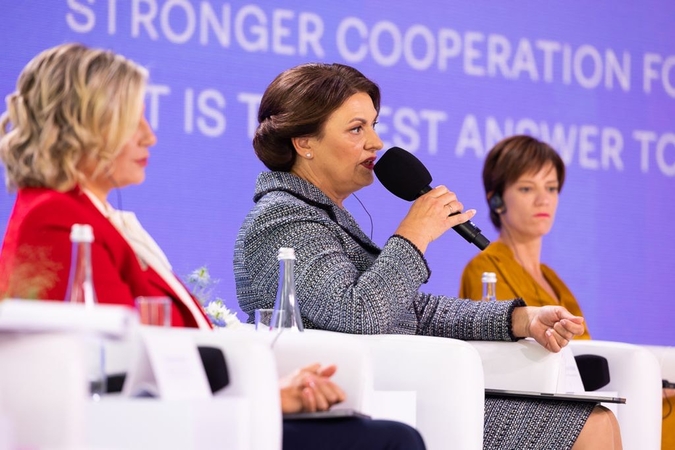 D. Nausėdienė pirmųjų ponių susitikime Kijeve dalyvavo diskusijoje apie švietimo situaciją 