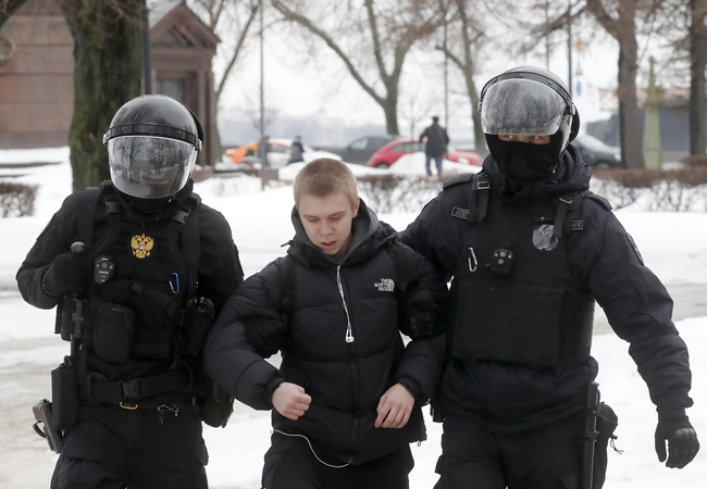 Rusijoje sulaikyta daugiau nei 400 žmonių, norėjusių pagerbti A. Navalną