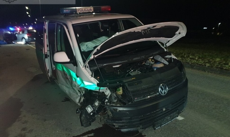 Panevėžyje neblaivus vairuotojas taranavo policijos automobilį