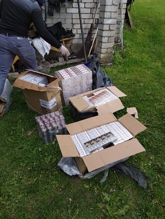 Ūkiniame pastate pareigūnai aptiko 2243 pakelius kontrabandinių cigarečių