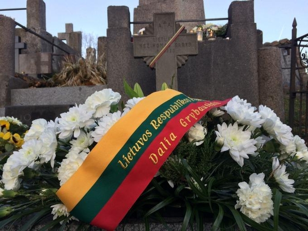 D. Grybauskaitė pagerbė iškilių lietuvių kapus