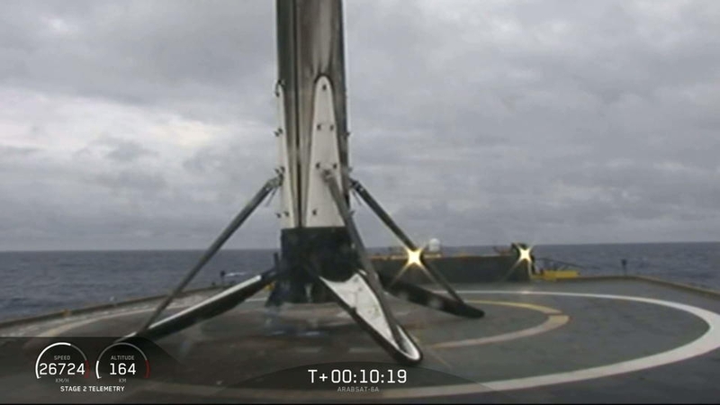 JAV: raketos „Falcon Heavy“ pirmoji pakopa įkrito į vandenyną ją transportuojant