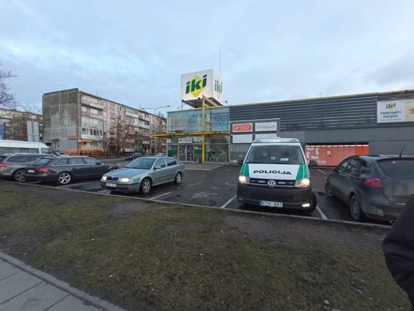 Vilijampolėje į „Iki“ parduotuvę įbėgusiai kruvinai moteriai – žaizda kakle