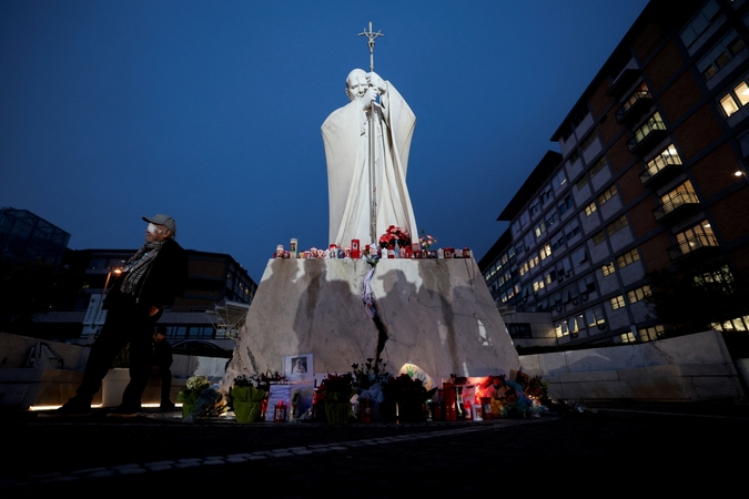 Vatikanas: popiežiaus Pranciškaus būklė dar šiek tiek pagerėjo