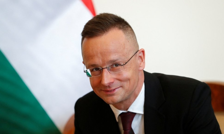 Vengrų URM vadovas užsimena, kad Budapeštas toliau blokuos ES karinę pagalbą Ukrainai