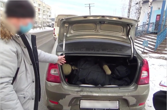 Vyrą įgrūdo į automobilio bagažinę ir miške užkasė gyvą dėl itin menkos skolos