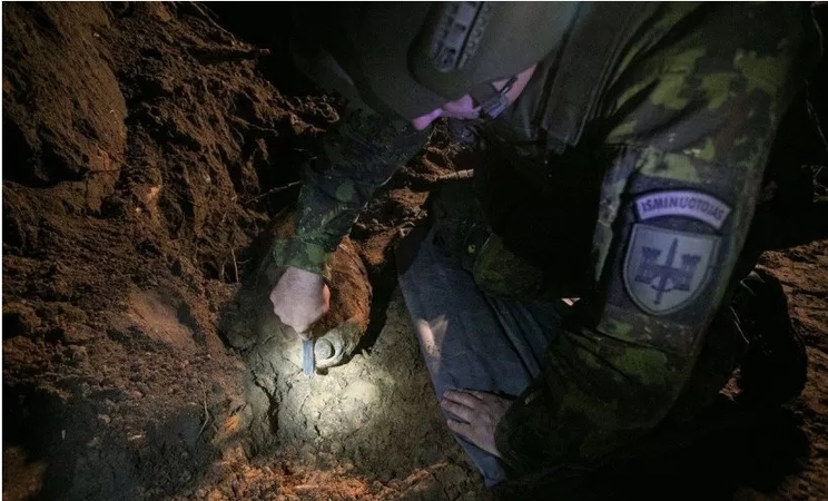Lietuva sieks padėti Ukrainai kovinio ir humanitarinio išminavimo srityse