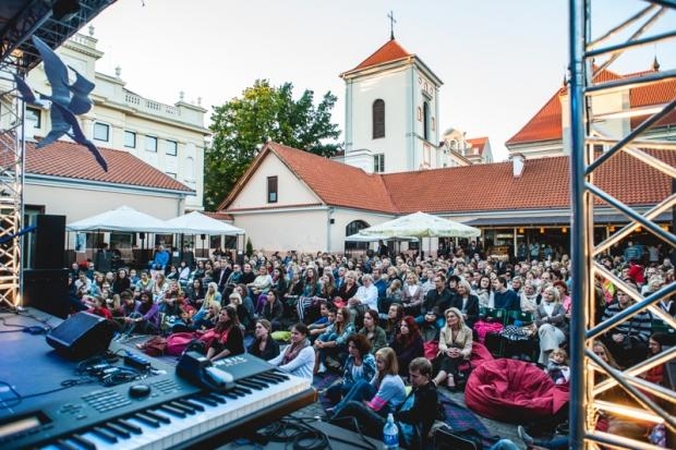 „Senamiesčio žiogas“ kviečia į atidarymo koncertą