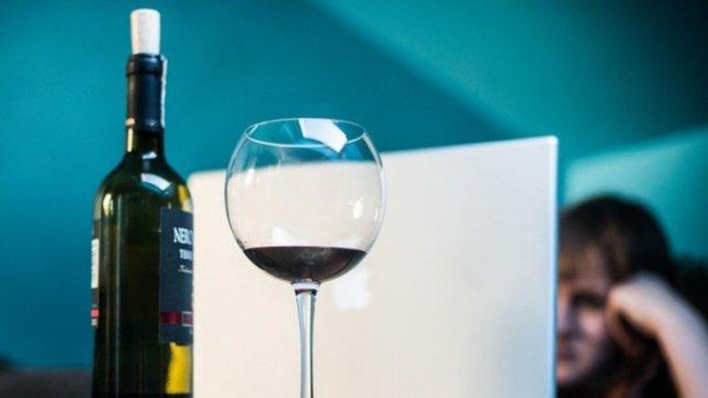 Ar išgėrusi taurę vyno nėščioji nepakenks kūdikiui?