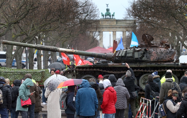 Minint karo metines, Berlyne demonstruojamas susprogdintas tankas ir rengiami protestai 