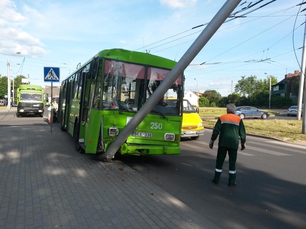 Vilijampolėje troleibusas nuvertė stulpą, sužaloti šeši keleiviai