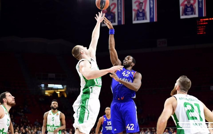 „Anadolu Efes“ įsibėgėja: Eurolygoje nukovė Kazanės krepšininkus