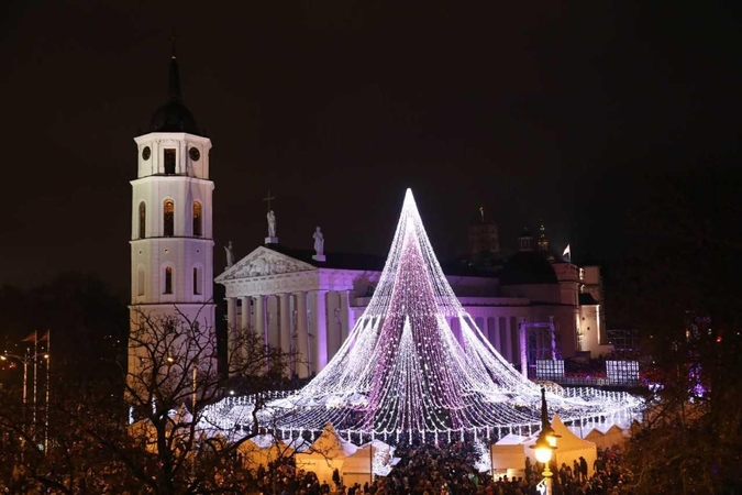 Vilniaus Katedros aikštėje įžiebta Kalėdų eglė 