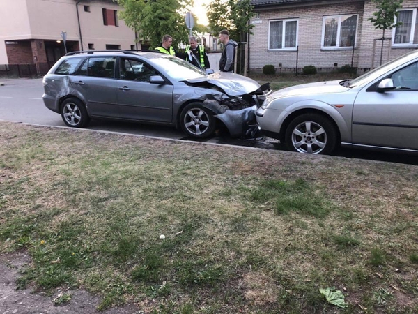 Kapsų gatvėje susidūrė „Mazda“ ir du automobiliai „Audi“, moterį ištiko šokas