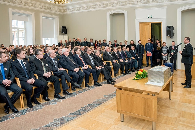 Apdovanoti užspringusį kūdikį gelbėję policininkai ir medikė