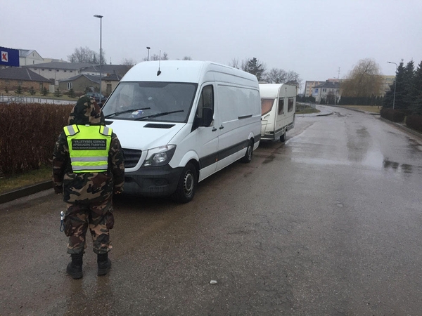 VSAT pareigūnai sulaikė iš Lenkijos įvažiavusį įtartiną mikroautobusą 
