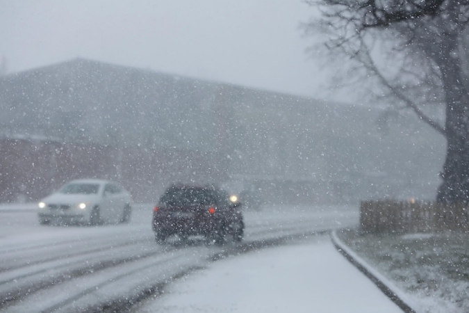 Eismo sąlygos išlieka sudėtingos dėl sniego, naktį galimas plikledis