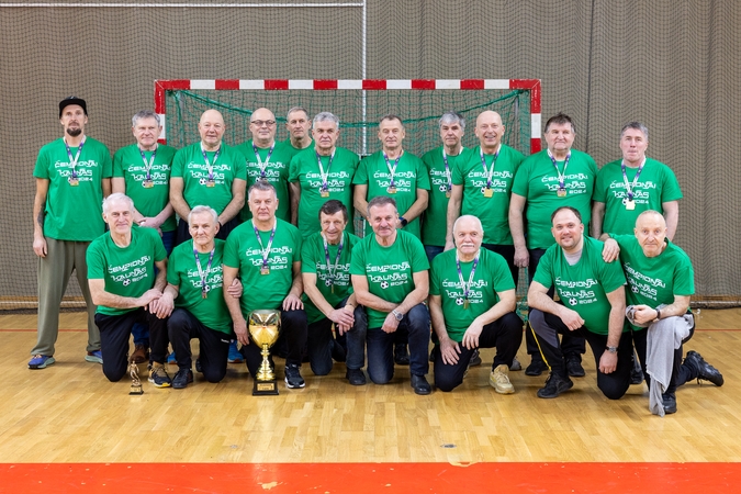 Aikštėse futbolo veteranams azarto netrūksta