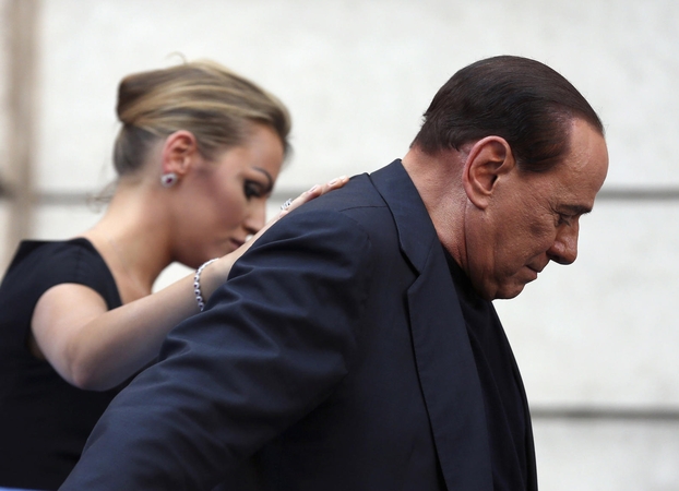 S. Berlusconi mergina sako sauganti jį nuo veltėdžių 