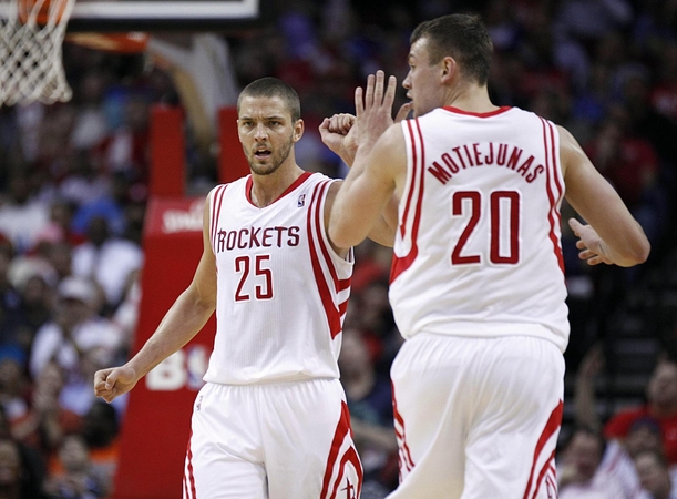D.Motiejūnas solidžiai prisidėjo prie 8-osios iš eilės Hjustono ekipos pergalės NBA
