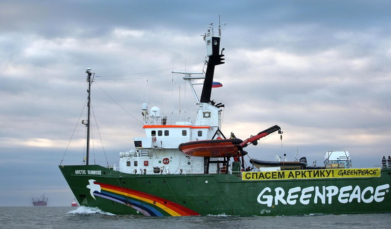 Arktyje sulaikytą „Greenpeace“ laivą rusų pasieniečiai velka į Murmanską