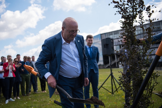 Kaune žaliuos britiški bukai: kastuvo griebėsi ir V. Matijošaitis