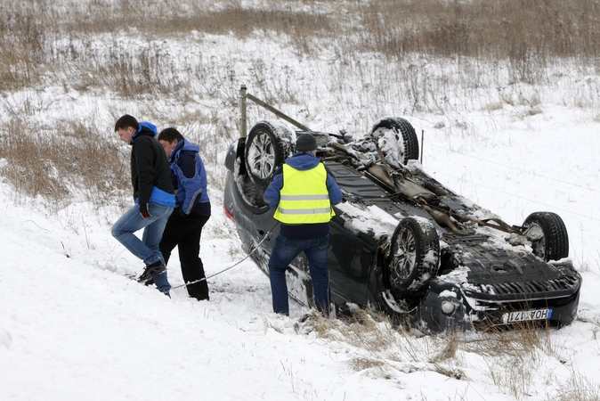 Dėl sniego ir ledo nuo kelių lakstė dešimtys automobilių