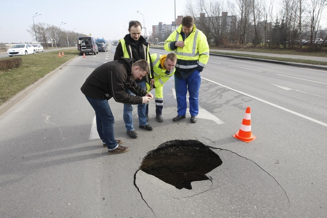 Šilutės plente įgriuvo šulinys, apgadinti automobiliai