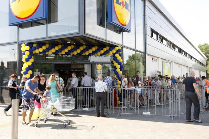 Klaipėdiečiai į parduotuvę „Lidl“ aktyviai traukė ir antrąją jos darbo dieną, tačiau tokios didelės eilės kaip jai tik atvėrus duris nenusitęsė.