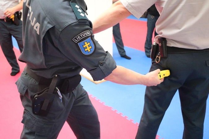 Kauno policija paaiškino, kada griebiasi elektrošoko