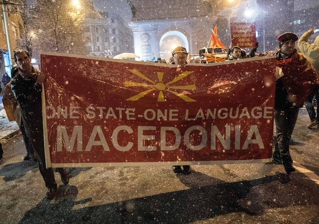 Tūkstančiai makedonų protestavo prieš planus keisti šalies pavadinimą