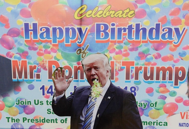 Indų aktyvistai švenčia D. Trumpo gimtadienį.