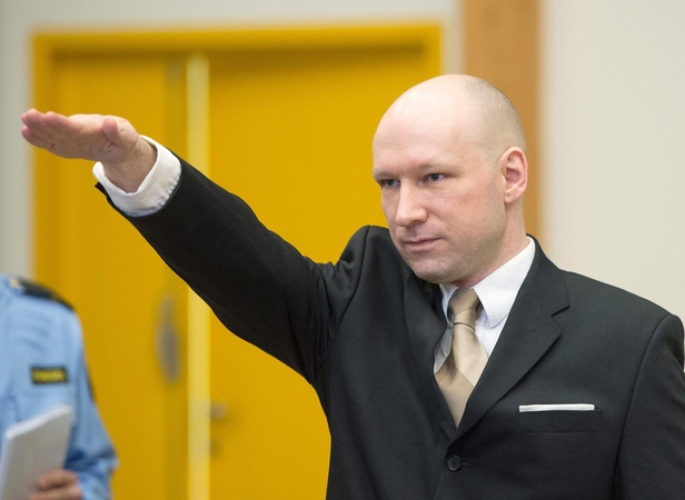 Į teismą atvykęs A. B. Breivikas pademonstravo nacių pasisveikinimą