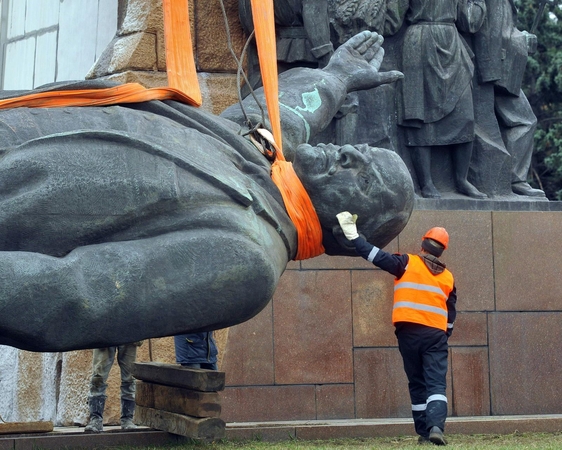 Demontuotas didžiausias Ukrainoje paminklas V. Leninui