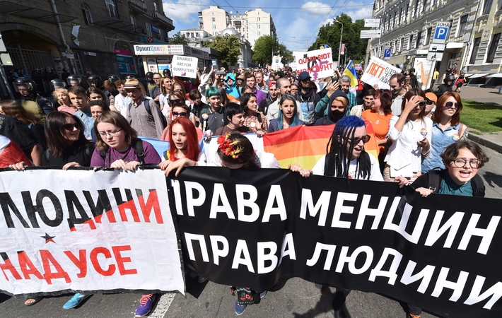 Kijevo centre taikiai įvyko pirmasis Ukrainoje didelis gėjų paradas 