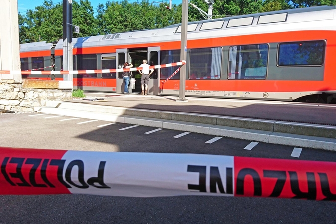 Išpuolis Šveicarijoje: vyras padegė traukinį ir puolė badyti keleivius