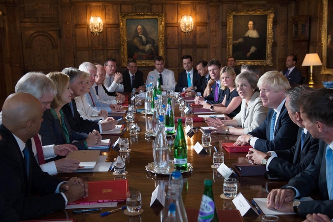 Britanijos premjerė sušaukė ministrų pasitarimą dėl „Brexit“
