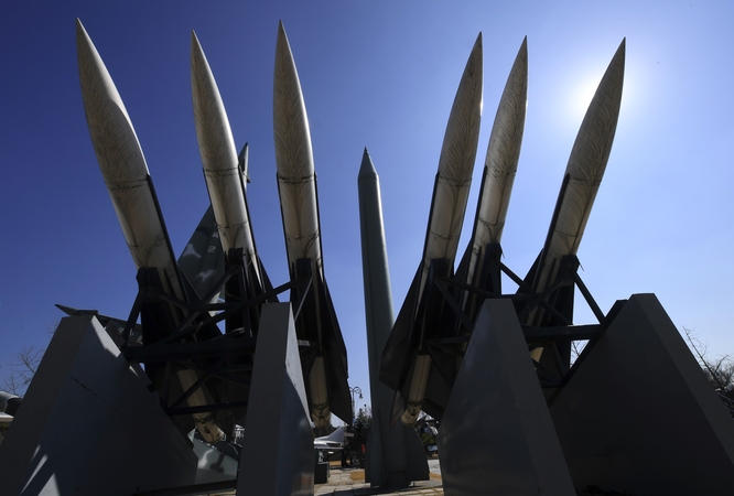 Trys Šiaurės Korėjos paleistos raketos nukrito Japonijos vandenyse