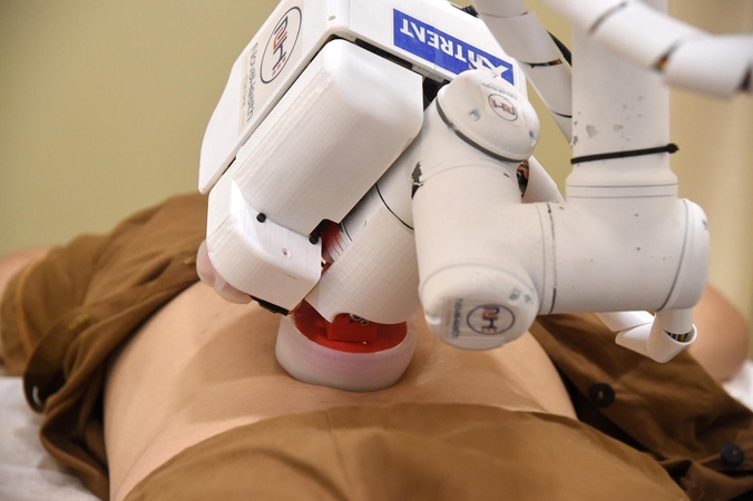 Darbą pradėjo robotė masažuotoja